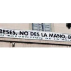 Cartel colgado en la sede del Colegio Oficial de Médicos de Madrid en el que se recuerdan las precau