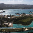 Vista aeérea de la base naval estadounidense en el puerto de Apra, en la isla de Guam.