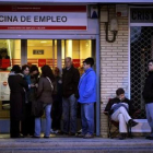 Un grupo de parados hacen cola en una oficina del Inem de Madrid.