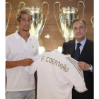 Fabio Coentrao, izquierda, y Florentino Pérez, tras la firma.