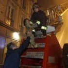 Dos bomberos rescatan a un niño del incendio que arrasó un hotel en París
