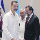 El rey Felipe, con Mariano Rajoy y García-Margallo, ayer, Veracruz.