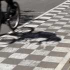 Un ciclista pasa por un carril bici.