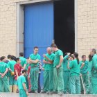 Un grupo de trabajadores en la factoría de La Rozada el pasado mes de junio nada más conocer la intención de Vitro de cerrar.