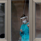 Una trabajadora de una residencia de ancianos al inicio de la pandemia en el País Vasco. JUAN HERRERO