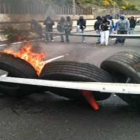 Barricada con neumáticos colocada por el piquete en Ciñera de Gordón