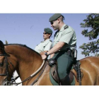 Guardias civiles a caballo para vigilar el Camino de Santiago