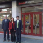 La directora y su equipo en la puerta de la oficina del Crucero