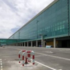 La fachada de la T1 del aeropuerto de Barcelona se mimetiza con su entorno gracias al cristal.