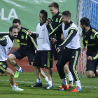 Los futbolistas de la selección se divierten durante el entrenamiento.
