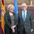 La alcaldesa de Madrid, Manuela Carmena, y el ministro de Hacienda, Cristóbal Montoro, en una reunión el pasado año.