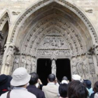 Varios turistas observan la fachada de la Catedral.