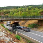 El camión impactó contra el puente sobre la N-120. DL