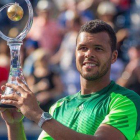 Jo-Wilfried Tsonga posa con el trofeo que acredita su victoria en el torneo de Toronto.