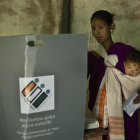 Una mujer india vota en el estado de Majuli Assam (India).