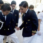 Imagen de archivo de niños vestidos de Primera Comunión.