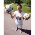 David Vila posa con dos de los balones que le firmaron algunos de sus compañeros