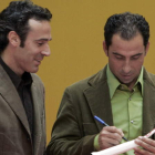Alex Corretja, izquierda, junto a quien releva en la capitanía española en Copa Davis, Costa.
