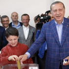El presidente de Turquía, Recep Tayyip Erdogan, en su colegio electoral.