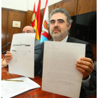 Los concejales de Hacienda, Fernando Álvarez (D), y de Desarrollo Económico, Emilio Cubelos (I), del Ayuntamiento de Ponferrada, durante la rueda de prensa en la que han denunciado el gasto de más de 3 millones de euros sin fiscalizar desde el año 2007.