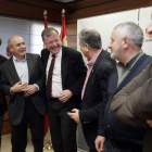 El consejero bromea con los representantes de las opas antes de la reunión celebrada ayer.