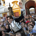 El rejoneador Diego Ventura sale por la puerta grande.