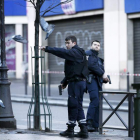 Dos policías patrullan cerca del lugar donde la policía francesa mató al hombre armado.