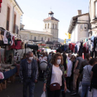 Miles de personas abarrotaron las calles de la villa del Porma, ocupadas por el tradicional mercado del Pilar de Boñar. CAMPOS