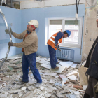 Las obras para reconvertir la clínica en residencia de ancianos comenzaron esta semana con los primeros derribos. F. OTERO PERANDONES