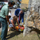 La viuda del capitán Emilio Pérez coloca el ramo de flores en el monolito. CASTRO