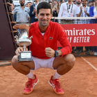 Djokovic posa con el trofeo que le acredita como vencedor en el Masters 1000 de Roma tras imponerse en la final a Tsitsipas. FERRARI