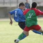 El leonés Cristian Pérez, a la izquierda, corta el avance del jugador de la selección zamorana Manu