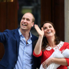 El príncipe Guillermo y Catalina posan con el bebé recién nacido y aún sin nombre. ANDY RAIN