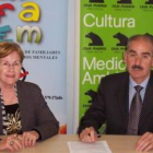 La presidente de Alfaem y el representante de Caja Madrid, tras la firma del convenio