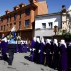 Los cofrades mecen el paso de María Dolorosa ante la nueva talla de Jesús Resucitado