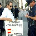 Un policía nacional pide los datos a uno de los afectados de Eurobank