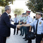 El conseller de Interior, Joaquim Forn, saludando a los cuerpos policiales en Cambrils (Tarragona) tras los atentados.