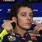 Valentino Rossi, de Yamaha, en el garaje de su equipo durante la segunda serie de entrenamientos en Sepang, este lunes.