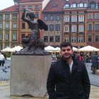 Sergio Aller Fernández, en la plaza de la Ciudad Vieja, al lado de la estatua de la sirena de Varsovia.