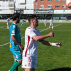 El jugador del filial culturalista Abel, de blanco, controla un balón a pesar de la oposición del jugador maragato Jaime. CYDL