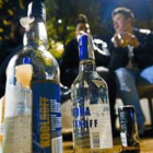 Uno grupo de jóvenes, bebiendo alcohó en la vía pública.
