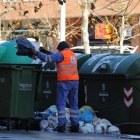 Un trabajador de la limpieza del Ayuntamiento de León, el área donde se ha convocado exámenes