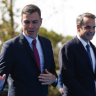 El primer ministro griego, Kyriakos Mitsotakis, da la bienvenida a Sánchez a la cumbre de Atenas. YIANNIS KOLESIDIS