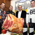 Los propietarios de La Parrilla Aníbal Fuertes, Fernando Aparicio y José María Barrio, junto a, Nicanor Sen (centro).