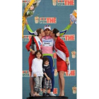 Basso celebra su victoria en el podio con sus hijos.