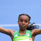 La etíope Almaz Ayana, entrando vencedora en los 10.000 metros, primera final de atletismo en los Juegos 2016.