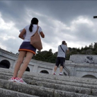Visitantes fotografían la fachada del Valle de los Caídos, el agosto pasado.