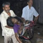 Un mujer herida es trasladada al hospital en Agartala momentos después de las explosiones