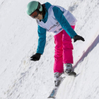 Raquel Martínez se desliza por las pistas de Sierra Nevada en el Campeonato de España de esquí adaptado, en el que conquistó la gloria. DL