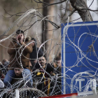 Los inmigrantes se agolpan en la frontera entre Turquía y Grecia.